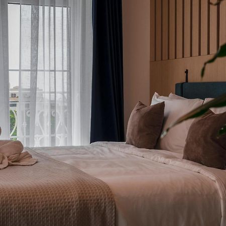 Townhouse17 Boutique Bed & Breakfast Виктория Экстерьер фото