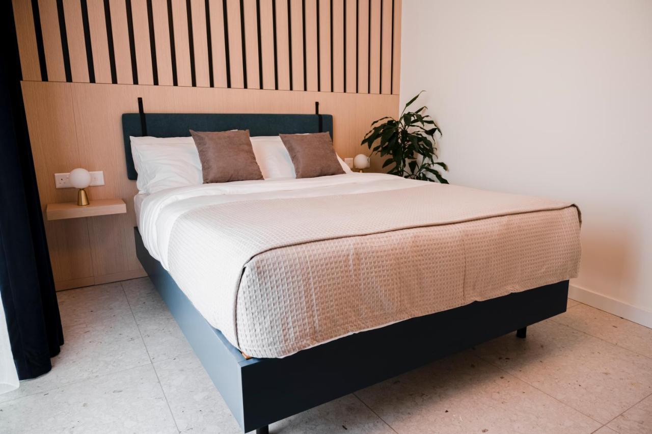 Townhouse17 Boutique Bed & Breakfast Виктория Экстерьер фото