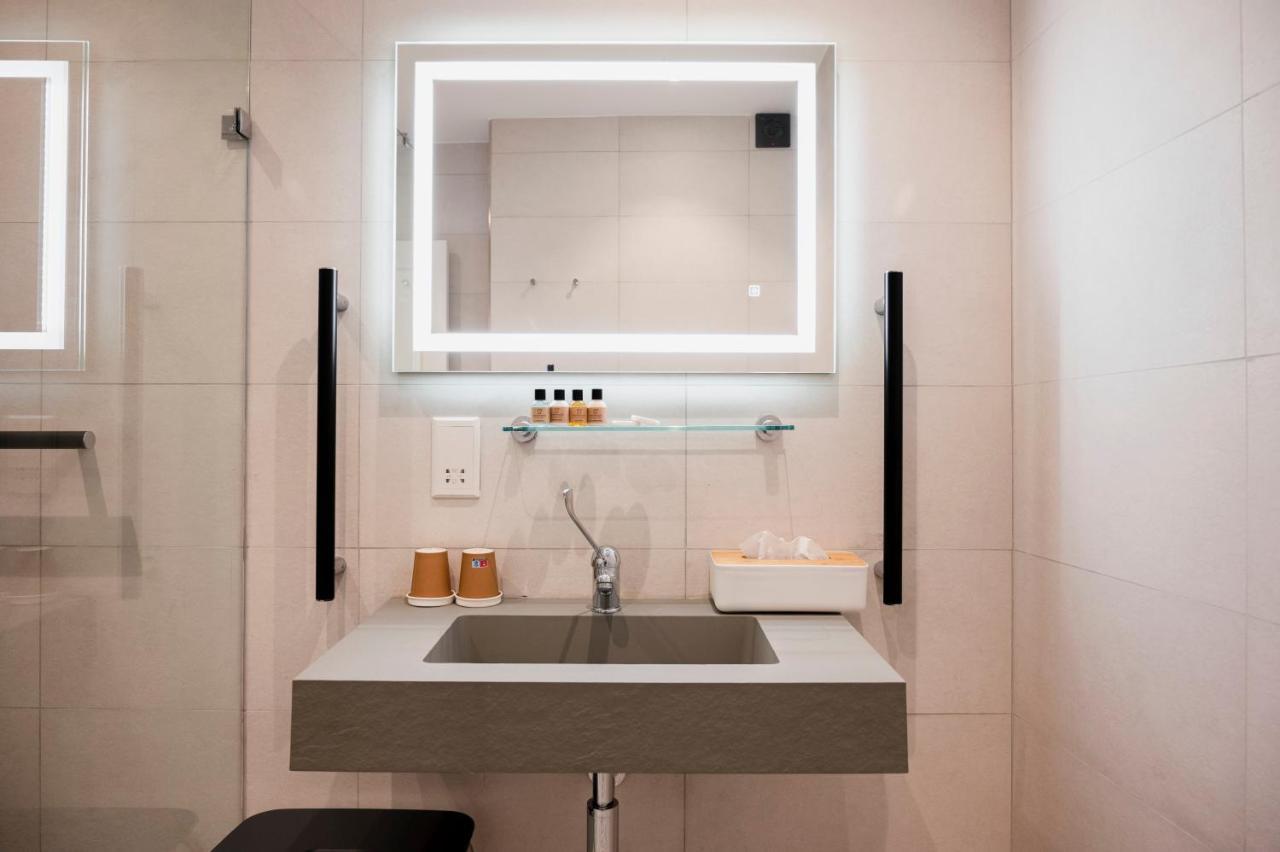 Townhouse17 Boutique Bed & Breakfast Виктория Экстерьер фото
