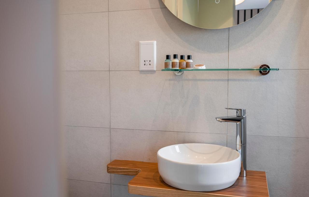 Townhouse17 Boutique Bed & Breakfast Виктория Экстерьер фото