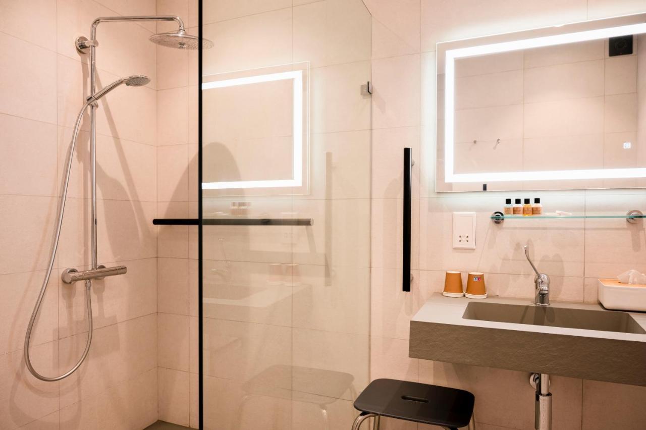 Townhouse17 Boutique Bed & Breakfast Виктория Экстерьер фото