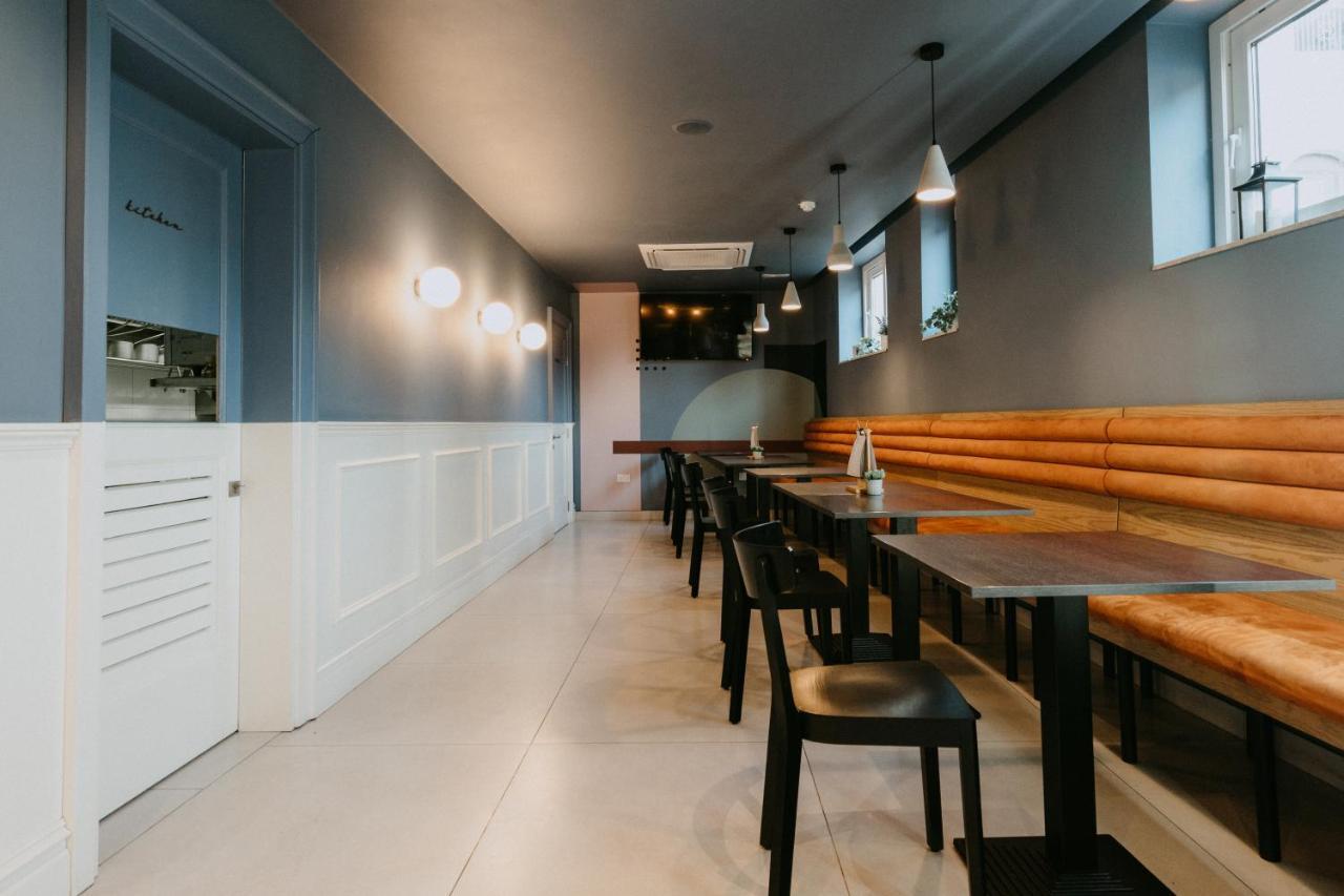 Townhouse17 Boutique Bed & Breakfast Виктория Экстерьер фото