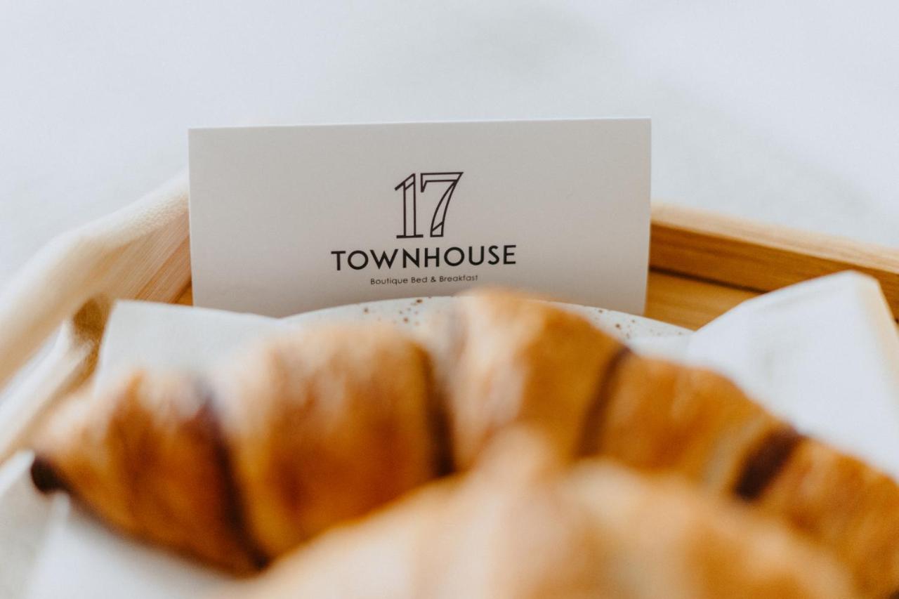 Townhouse17 Boutique Bed & Breakfast Виктория Экстерьер фото