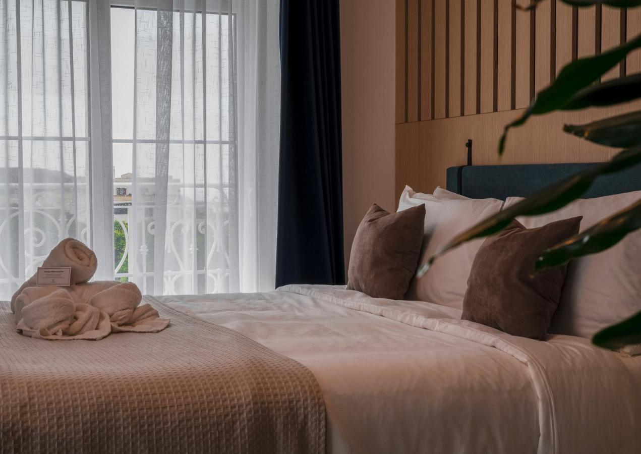 Townhouse17 Boutique Bed & Breakfast Виктория Экстерьер фото